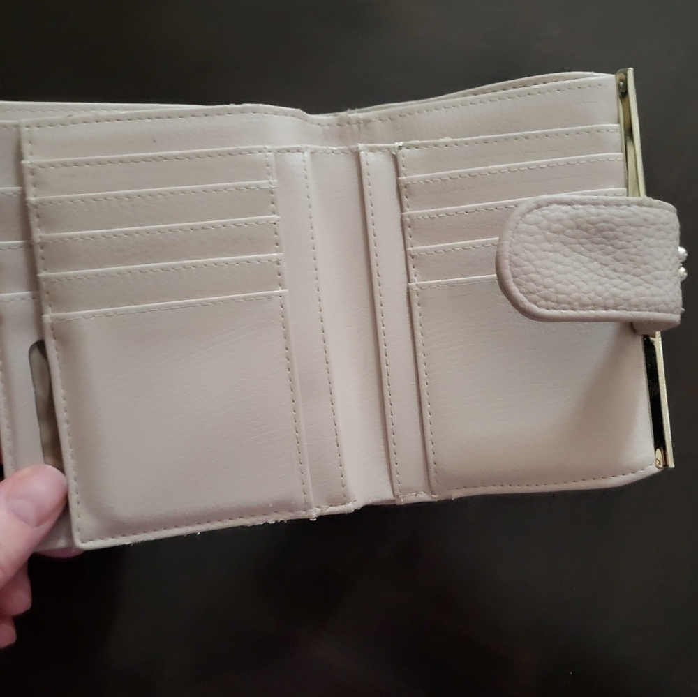 Buxton Cream Faux Leather Wallet with Kiss Lock Coin Pouch - Picture 3 of 7